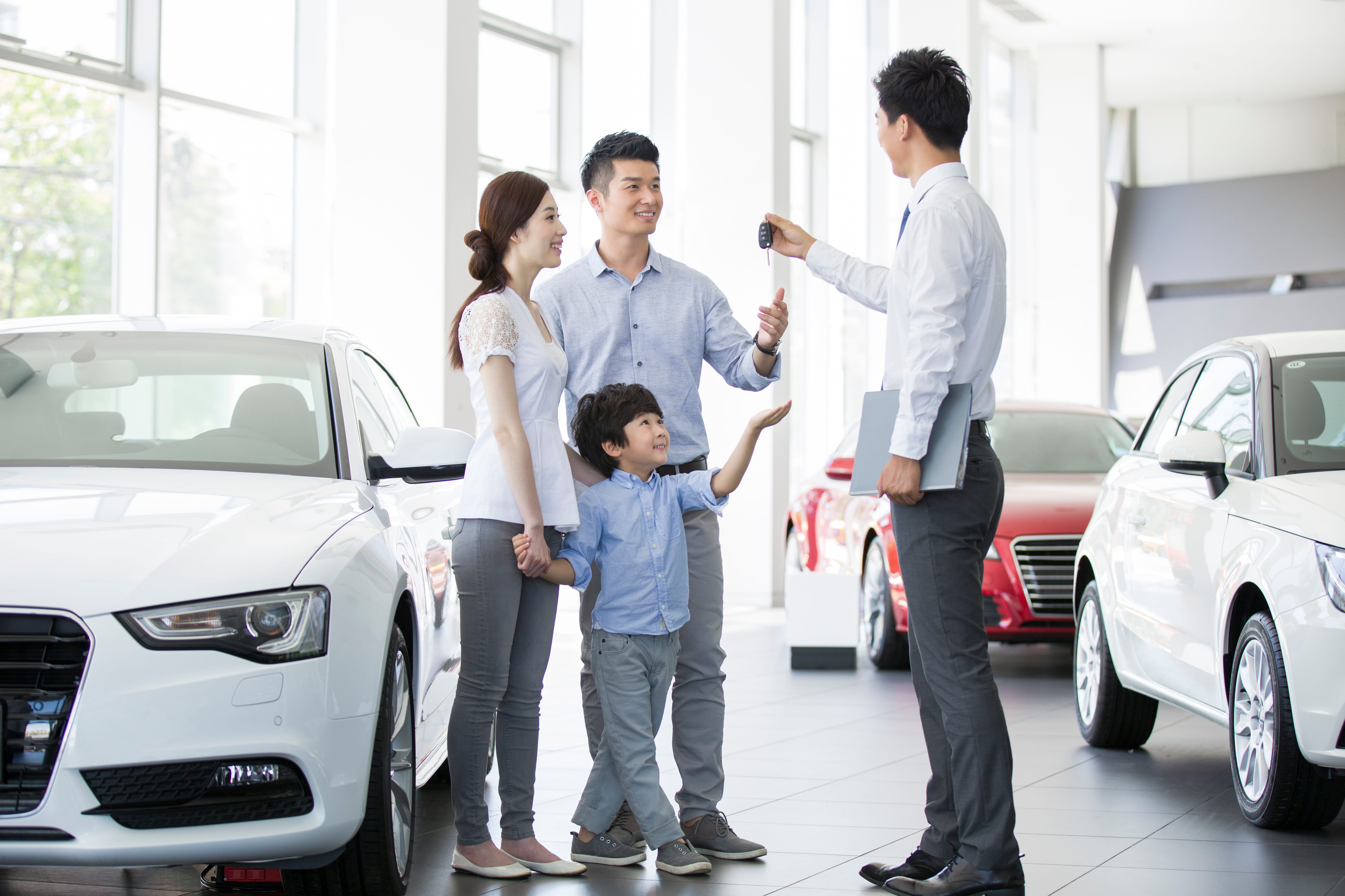 家族にクルマの鍵を渡すスタッフ